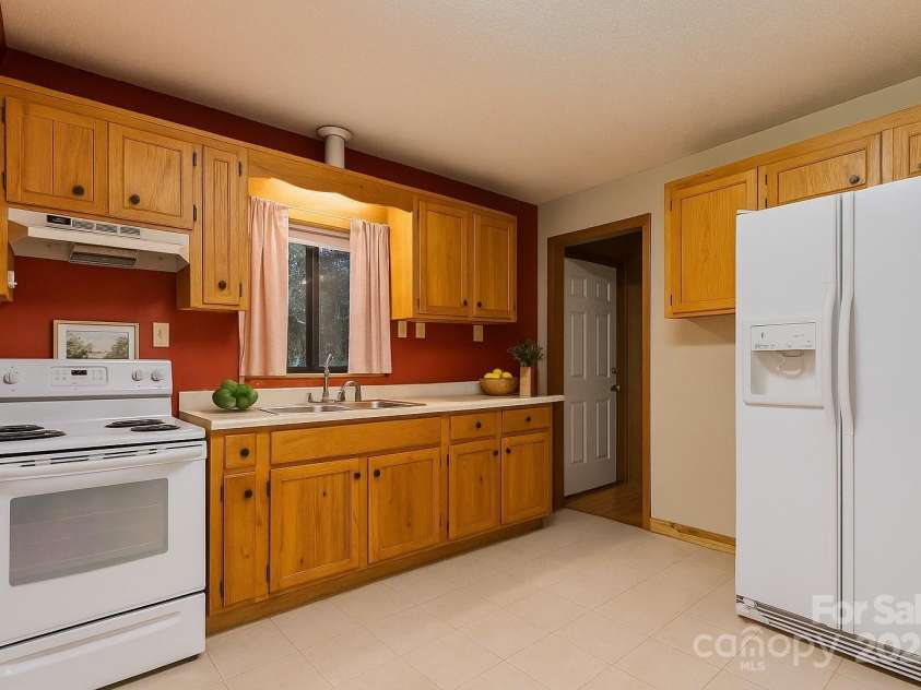 1010 Autumn Drive, Maggie Valley, NC 28751.  MLS# CAR4284241, YatesRealty ID 1116. Kitchen Virtual Decor 