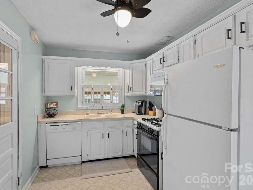 1301 Lane Road, Mount Holly, NC 28120.  MLS# CAR4348932, YatesRealty ID 11160. Kitchen