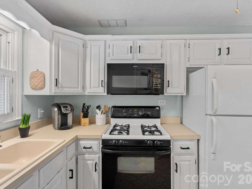 1301 Lane Road, Mount Holly, NC 28120.  MLS# CAR4348932, YatesRealty ID 11160. Kitchen