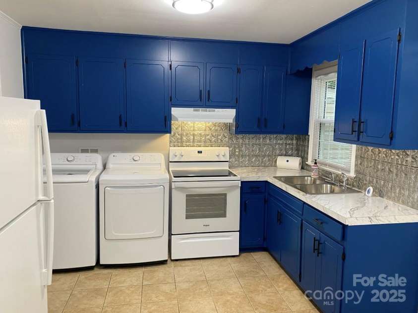 4100 Howie Circle, Charlotte, NC 28205.  MLS# CAR4250690, YatesRealty ID 11160. 