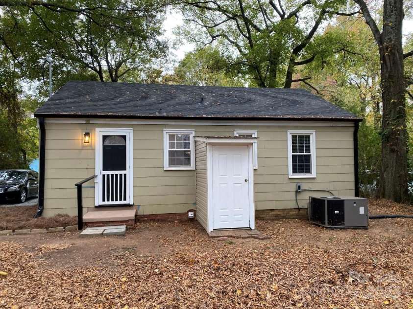 4100 Howie Circle, Charlotte, NC 28205.  MLS# CAR4250690, YatesRealty ID 11160. 
