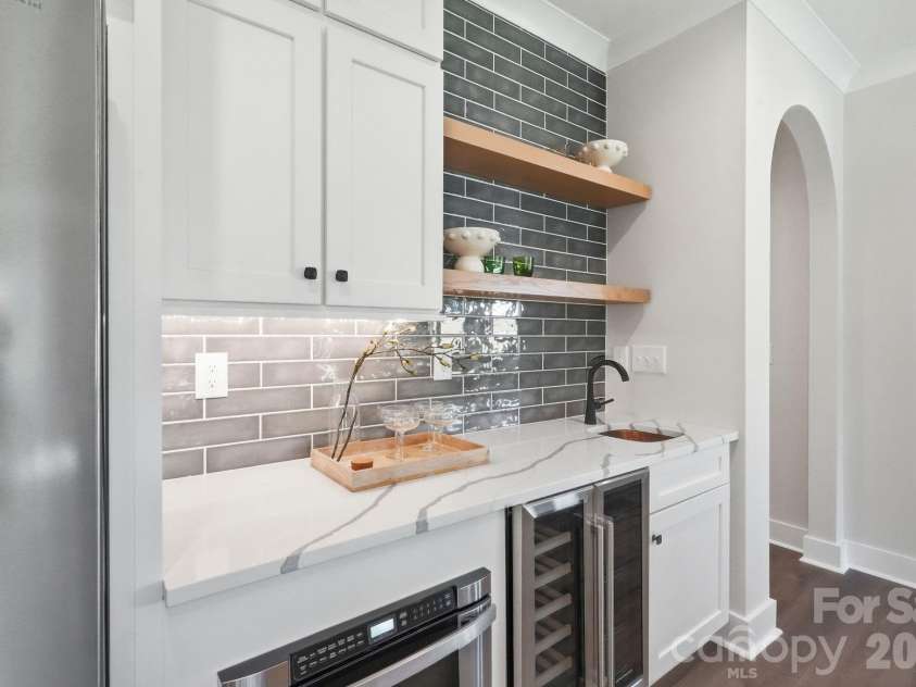 4020 Avalon Avenue, Charlotte, NC 28208.  MLS# CAR4366606, YatesRealty ID 11169. 