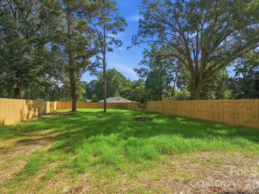4020 Avalon Avenue, Charlotte, NC 28208.  MLS# CAR4366606, YatesRealty ID 11169. 