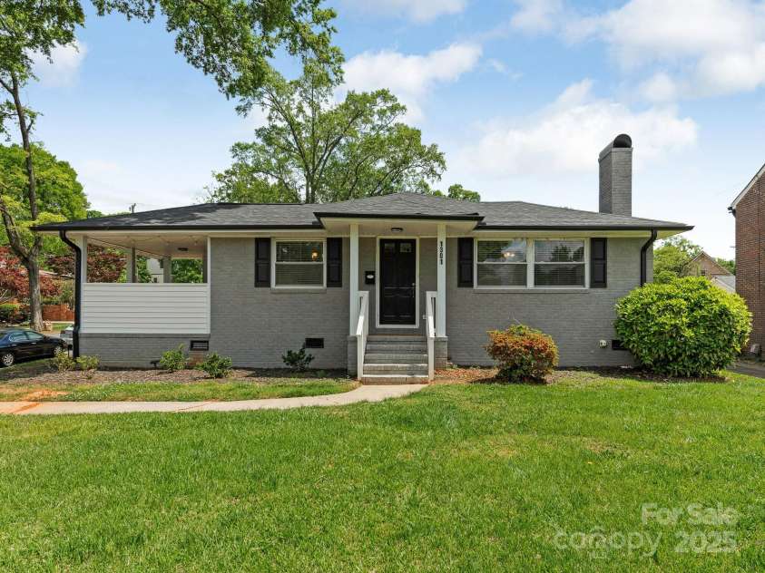 1301 Kings Drive, Charlotte, NC 28207.  MLS# CAR4253183, YatesRealty ID 1117. 1301 S. Kings Dr.