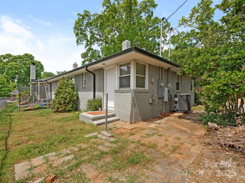 1301 Kings Drive, Charlotte, NC 28207.  MLS# CAR4253183, YatesRealty ID 1117. 