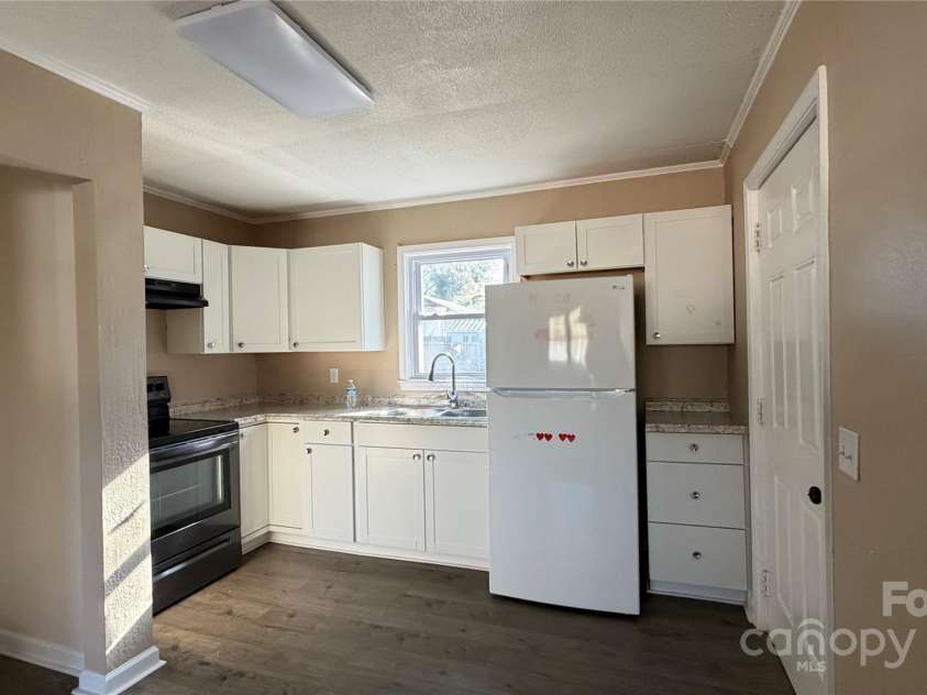 513 Holly Street, Dallas, NC 28034.  MLS# CAR4328130, YatesRealty ID 1117. 