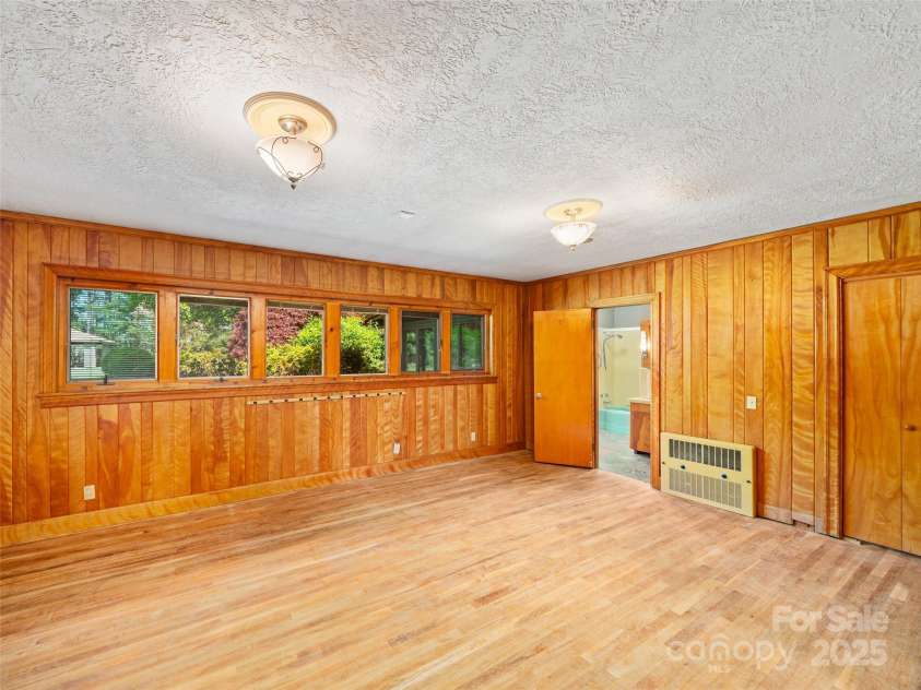 110 Crest View Road, Burnsville, NC 28714.  MLS# CAR4254963, YatesRealty ID 11171. 