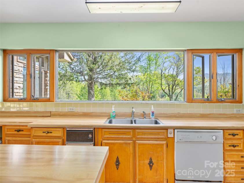 110 Crest View Road, Burnsville, NC 28714.  MLS# CAR4254963, YatesRealty ID 11171. 