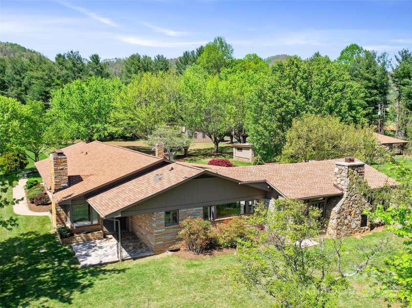 110 Crest View Road, Burnsville, NC 28714.  MLS# CAR4254963, YatesRealty ID 11171. 