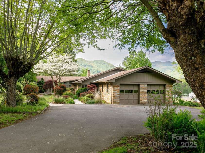 110 Crest View Road, Burnsville, NC 28714.  MLS# CAR4254963, YatesRealty ID 11171. 