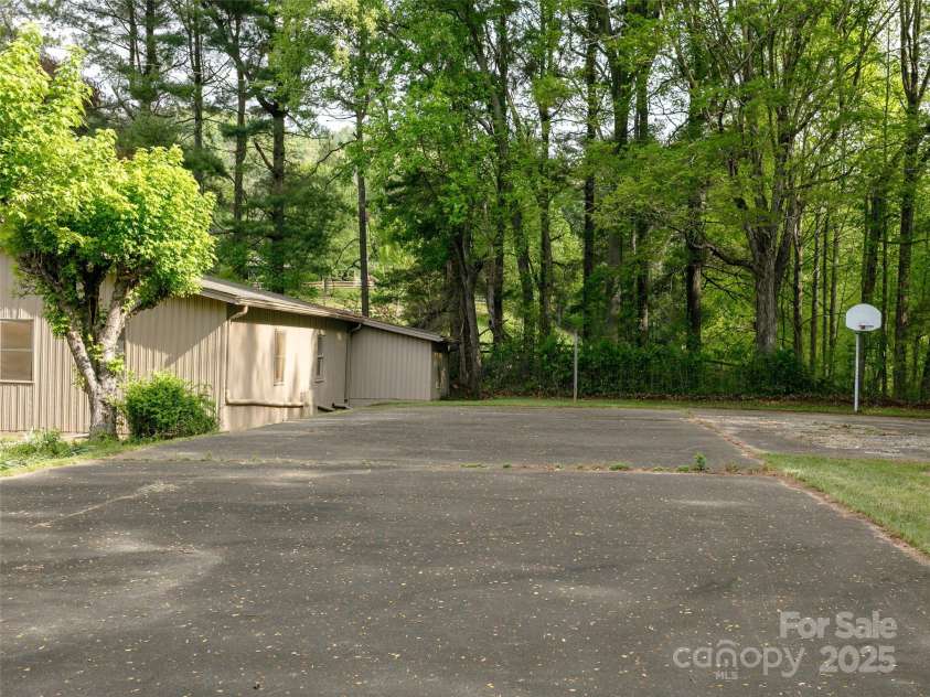 110 Crest View Road, Burnsville, NC 28714.  MLS# CAR4254963, YatesRealty ID 11171. 