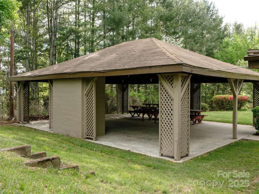 110 Crest View Road, Burnsville, NC 28714.  MLS# CAR4254963, YatesRealty ID 11171. 