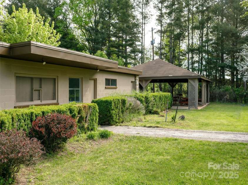 110 Crest View Road, Burnsville, NC 28714.  MLS# CAR4254963, YatesRealty ID 11171. 