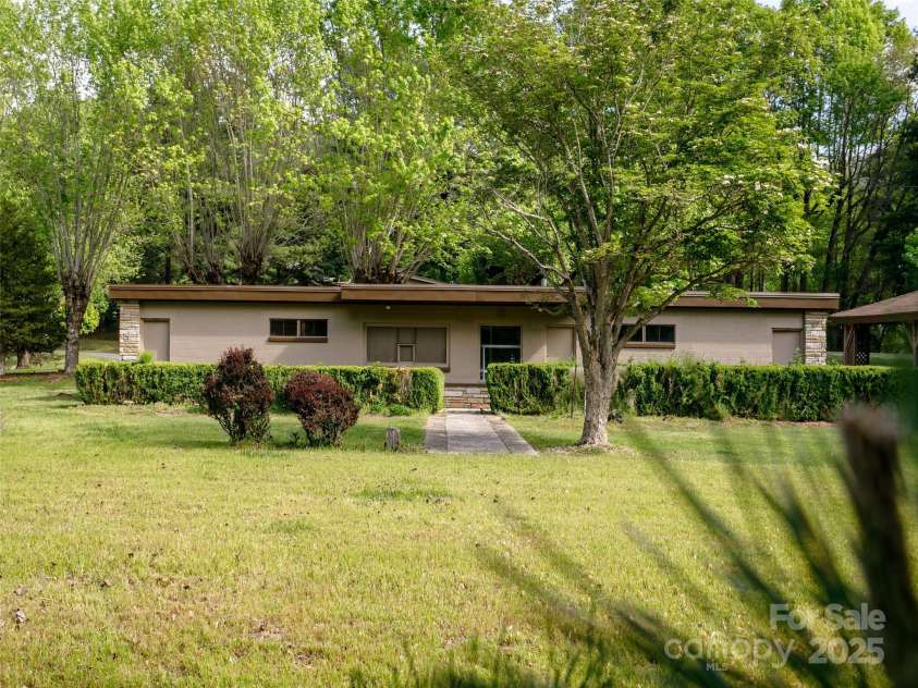 110 Crest View Road, Burnsville, NC 28714.  MLS# CAR4254963, YatesRealty ID 11171. 