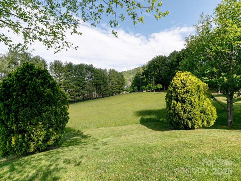 110 Crest View Road, Burnsville, NC 28714.  MLS# CAR4254963, YatesRealty ID 11171. 