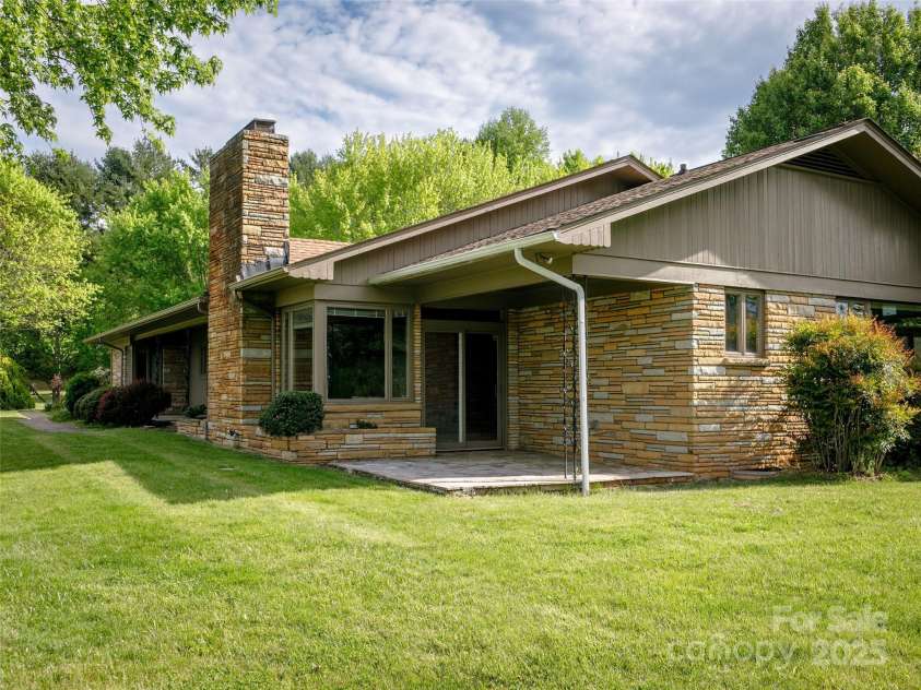 110 Crest View Road, Burnsville, NC 28714.  MLS# CAR4254963, YatesRealty ID 11171. 