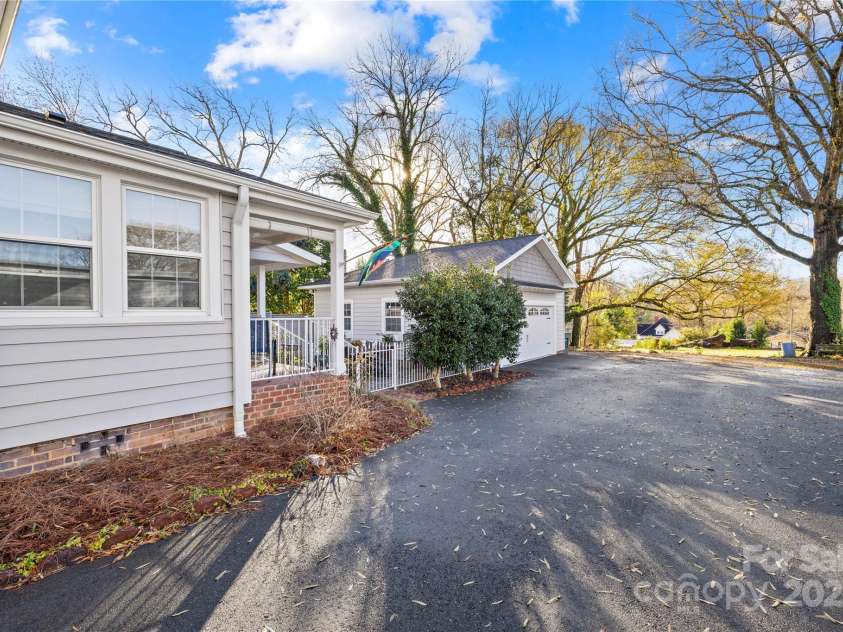 209 3rd Avenue, Gastonia, NC 28052.  MLS# CAR4331000, YatesRealty ID 11173. 