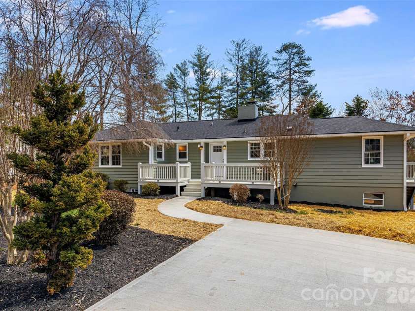 107 Balsam Road, Hendersonville, NC 28792.  MLS# CAR4361456, YatesRealty ID 11176. 