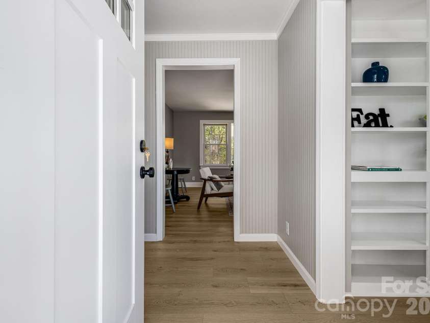 107 Balsam Road, Hendersonville, NC 28792.  MLS# CAR4361456, YatesRealty ID 11176. 