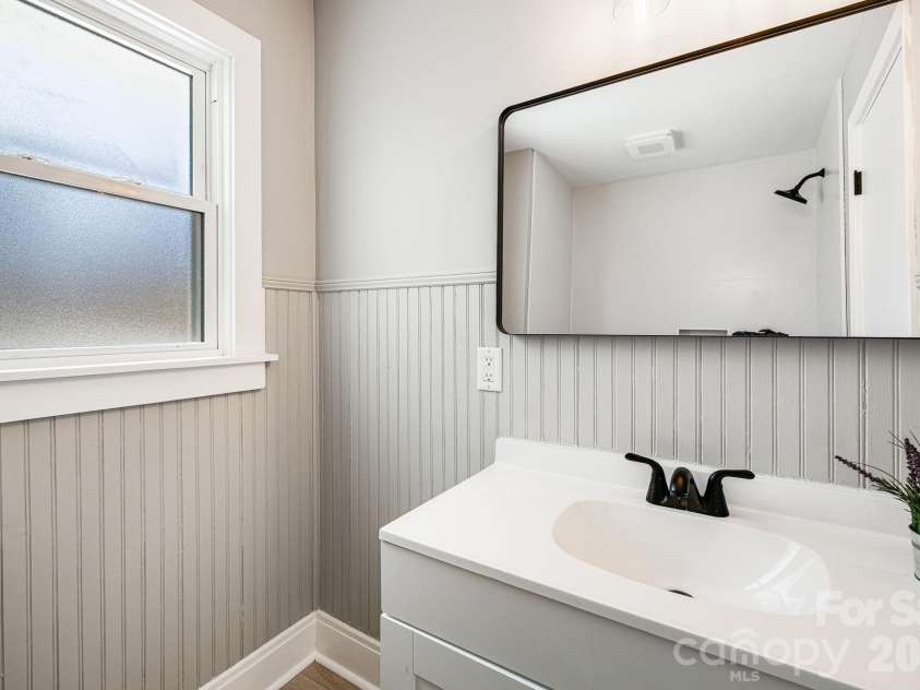 107 Balsam Road, Hendersonville, NC 28792.  MLS# CAR4361456, YatesRealty ID 11176. 