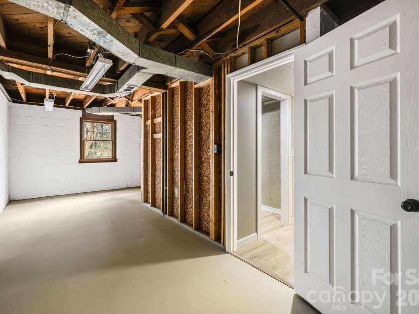 107 Balsam Road, Hendersonville, NC 28792.  MLS# CAR4361456, YatesRealty ID 11176. 