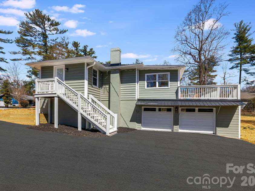 107 Balsam Road, Hendersonville, NC 28792.  MLS# CAR4361456, YatesRealty ID 11176. 