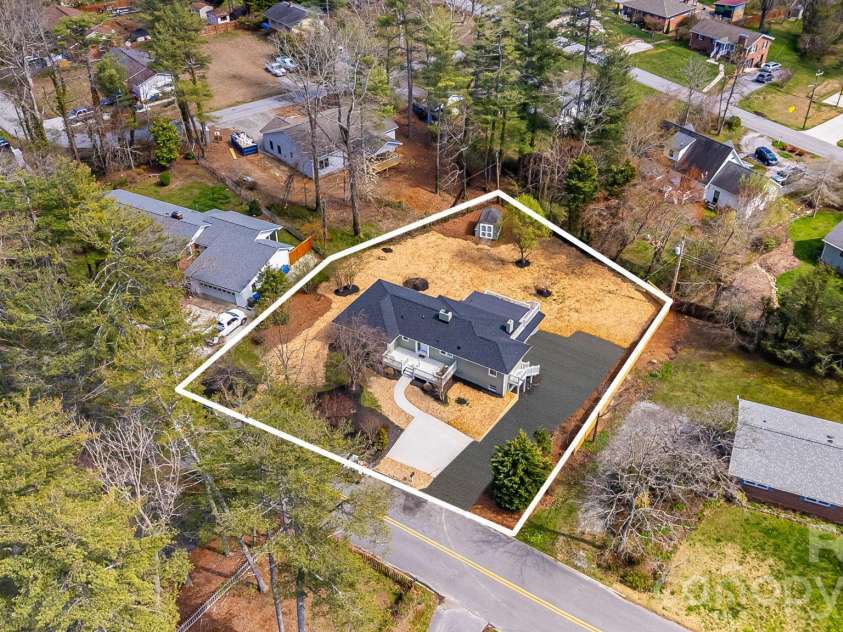 107 Balsam Road, Hendersonville, NC 28792.  MLS# CAR4361456, YatesRealty ID 11176. 