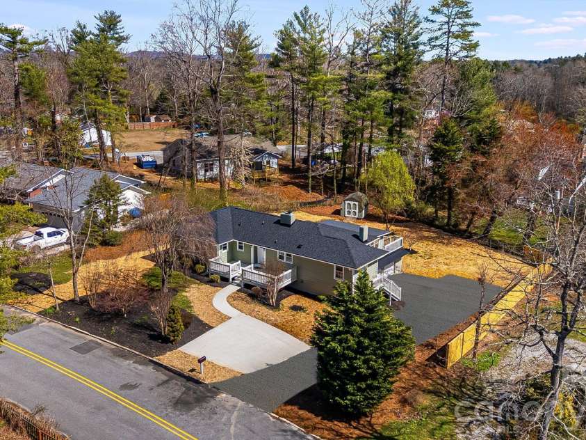 107 Balsam Road, Hendersonville, NC 28792.  MLS# CAR4361456, YatesRealty ID 11176. 