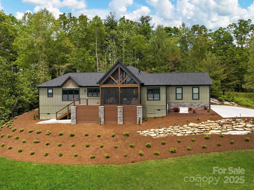 636 Crystal Heights Drive, Hendersonville, NC 28739.  MLS# CAR4249449, YatesRealty ID 11176. 