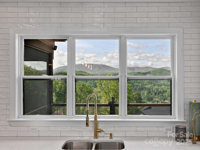 636 Crystal Heights Drive, Hendersonville, NC 28739.  MLS# CAR4249449, YatesRealty ID 11176. 