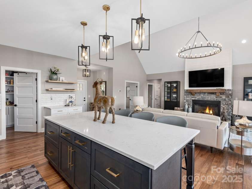 636 Crystal Heights Drive, Hendersonville, NC 28739.  MLS# CAR4249449, YatesRealty ID 11176. 