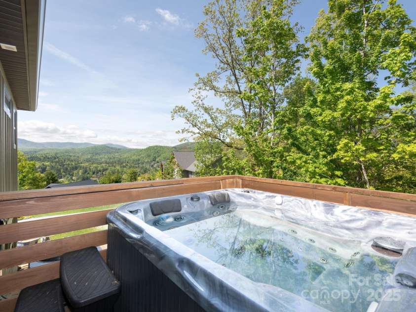 636 Crystal Heights Drive, Hendersonville, NC 28739.  MLS# CAR4249449, YatesRealty ID 11176. 
