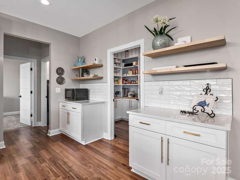 636 Crystal Heights Drive, Hendersonville, NC 28739.  MLS# CAR4249449, YatesRealty ID 11176. 