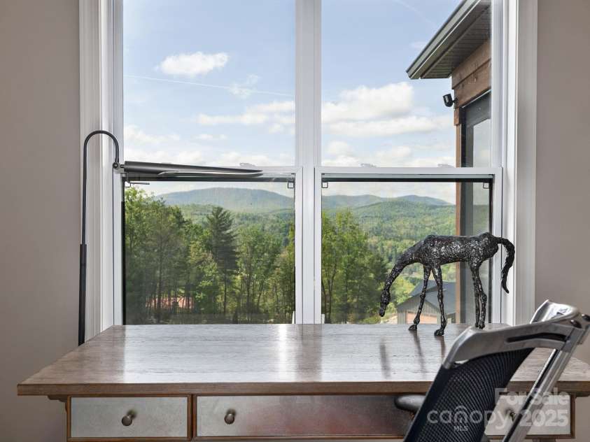 636 Crystal Heights Drive, Hendersonville, NC 28739.  MLS# CAR4249449, YatesRealty ID 11176. 