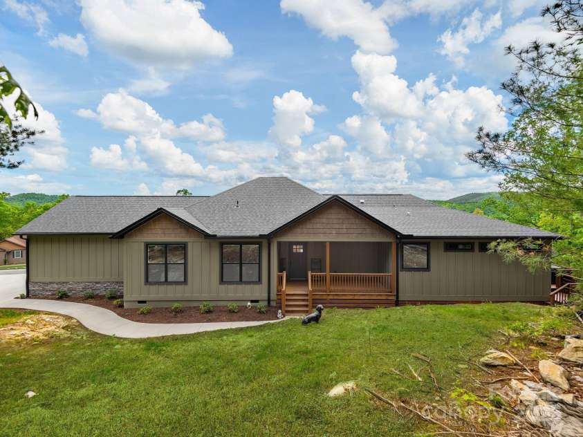 636 Crystal Heights Drive, Hendersonville, NC 28739.  MLS# CAR4249449, YatesRealty ID 11176. 