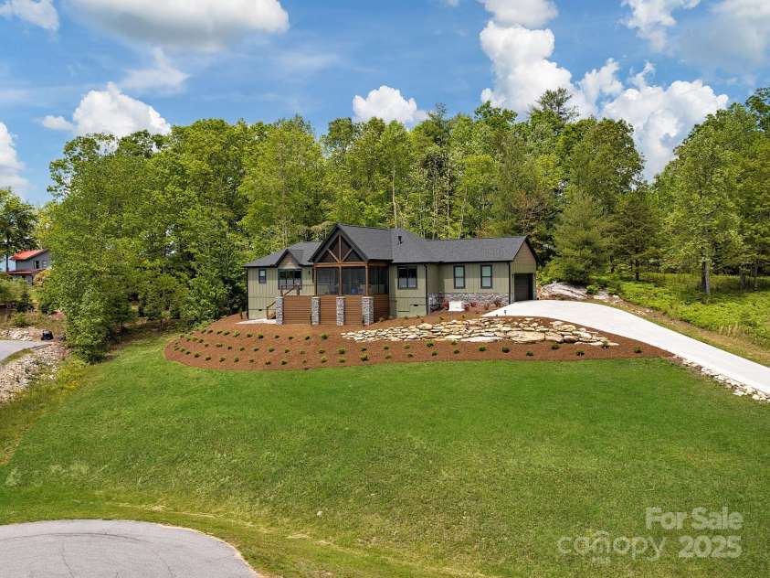 636 Crystal Heights Drive, Hendersonville, NC 28739.  MLS# CAR4249449, YatesRealty ID 11176. 