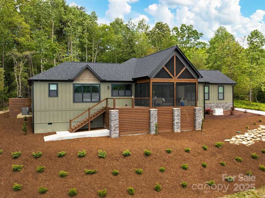636 Crystal Heights Drive, Hendersonville, NC 28739.  MLS# CAR4249449, YatesRealty ID 11176. 
