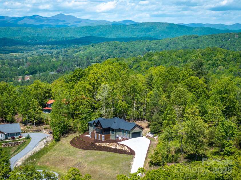 636 Crystal Heights Drive, Hendersonville, NC 28739.  MLS# CAR4249449, YatesRealty ID 11176. 