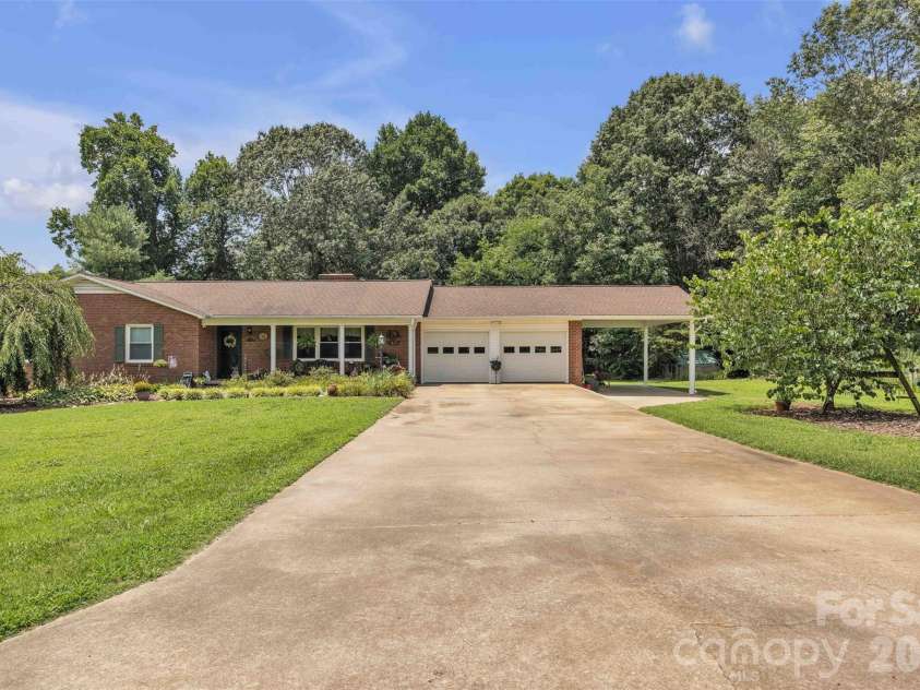 137 Proust Road, Statesville, NC 28625.  MLS# CAR4344197, YatesRealty ID 11177. 