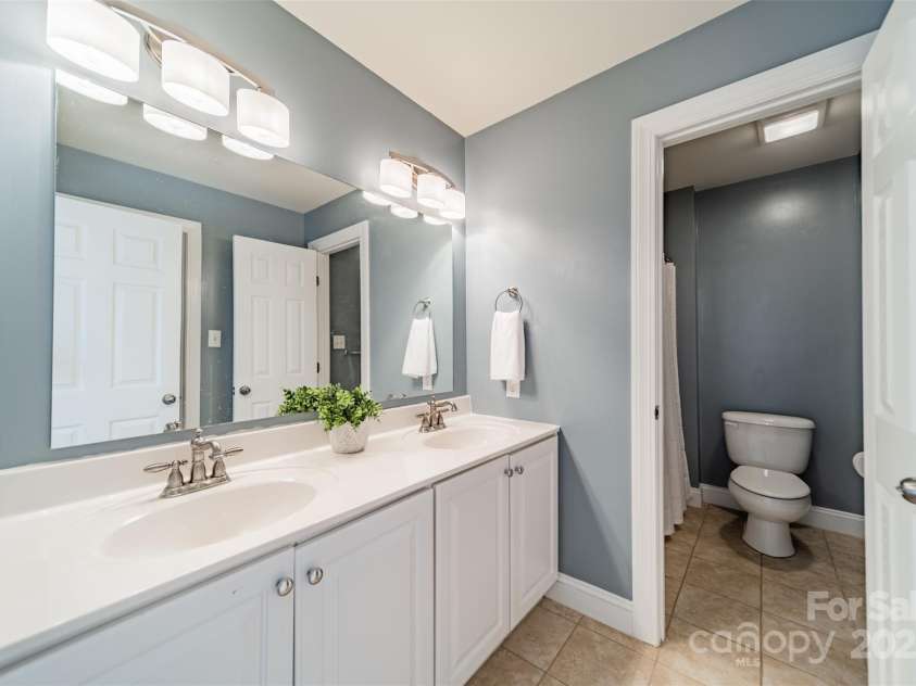 2953 Craftsman Lane, Charlotte, NC 28204.  MLS# CAR4235259, YatesRealty ID 11177. Jack and Jill Bathroom