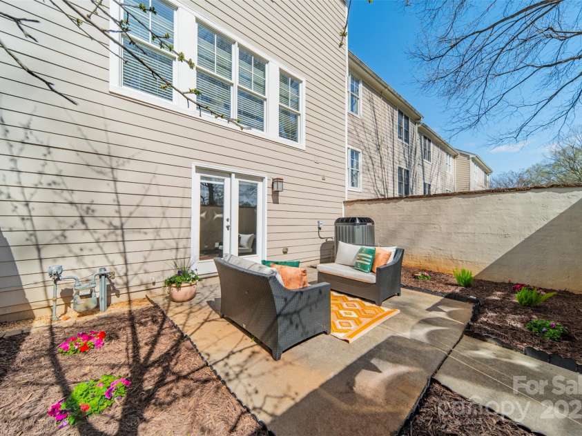2953 Craftsman Lane, Charlotte, NC 28204.  MLS# CAR4235259, YatesRealty ID 11177. Main Floor Patio