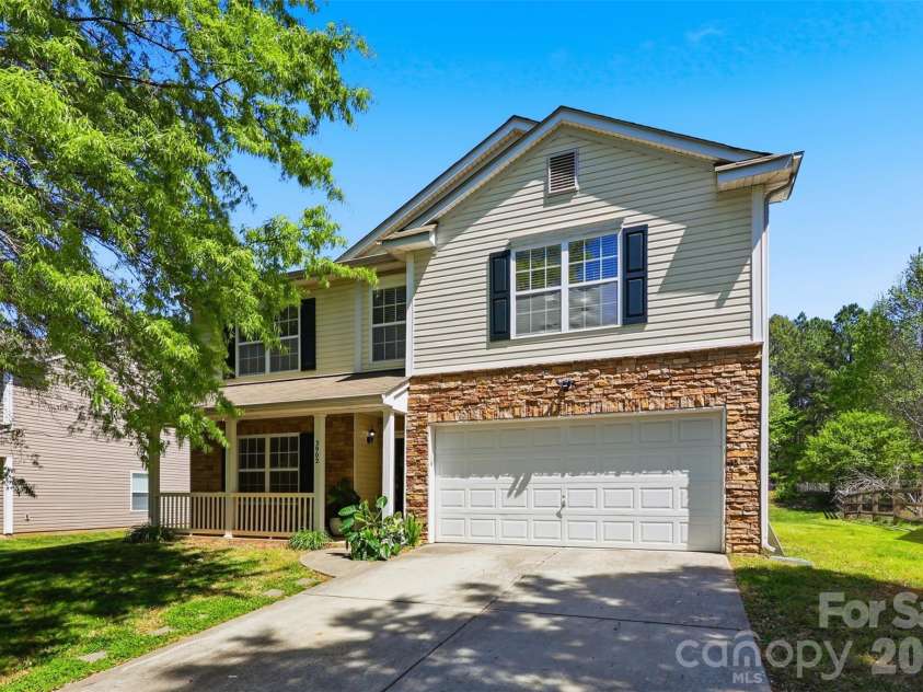 3902 Larkhaven Village Drive, Charlotte, NC 28215.  MLS# CAR4368951, YatesRealty ID 11179. 