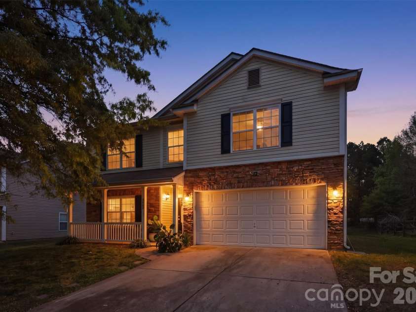 3902 Larkhaven Village Drive, Charlotte, NC 28215.  MLS# CAR4368951, YatesRealty ID 11179. 