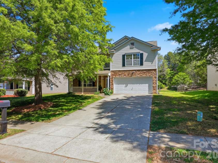 3902 Larkhaven Village Drive, Charlotte, NC 28215.  MLS# CAR4368951, YatesRealty ID 11179. 