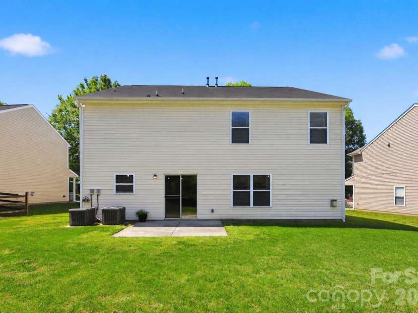 3902 Larkhaven Village Drive, Charlotte, NC 28215.  MLS# CAR4368951, YatesRealty ID 11179. 