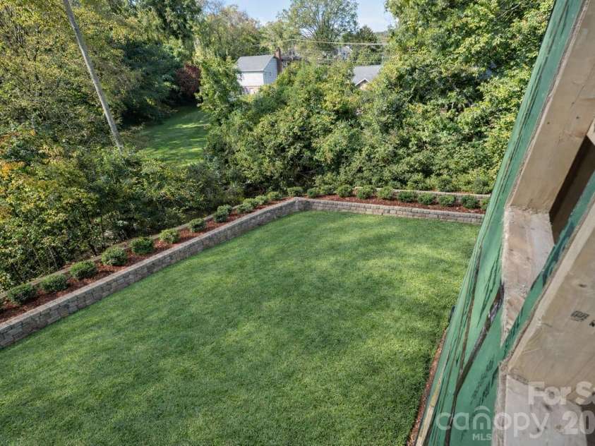 1118 Kingscross Drive, Charlotte, NC 28211.  MLS# CAR4326781, YatesRealty ID 1118. Certain listing photos may include AI-assisted enhancements or virtual improvements to illustrate potential appearance, landscaping, or completion. Images are for marketing purposes only and may not represent the exac