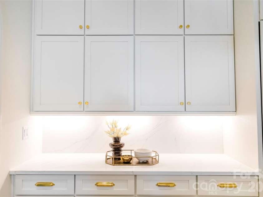 1118 Kingscross Drive, Charlotte, NC 28211.  MLS# CAR4326781, YatesRealty ID 1118. Images depict a similar home previously built by the builder with comparable features. Selections, finishes, and specifications may vary. Visual reference only.