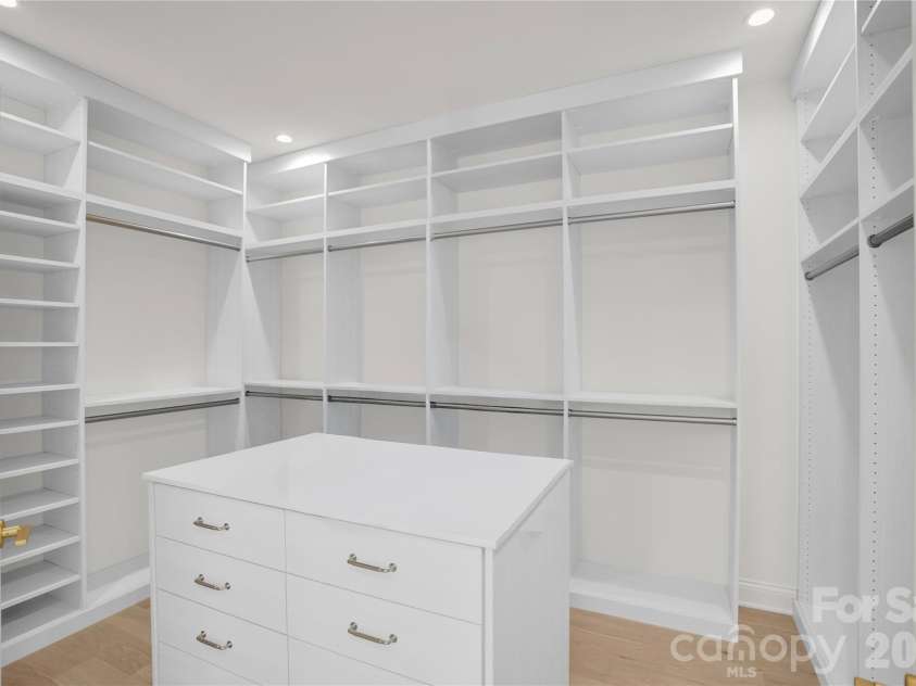 1118 Kingscross Drive, Charlotte, NC 28211.  MLS# CAR4326781, YatesRealty ID 1118. Images depict a similar home previously built by the builder with comparable features. Selections, finishes, and specifications may vary. Visual reference only.