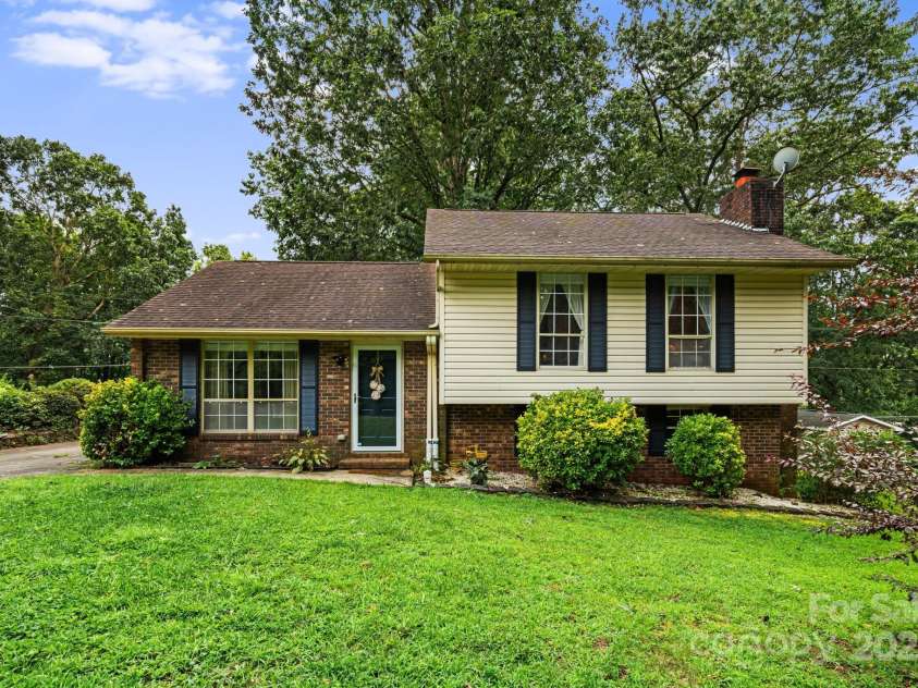 102 Aycock Street, Black Mountain, NC 28711.  MLS# CAR4291780, YatesRealty ID 11181. 