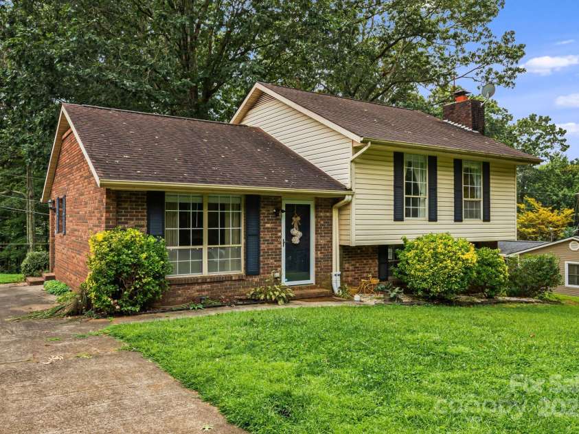 102 Aycock Street, Black Mountain, NC 28711.  MLS# CAR4291780, YatesRealty ID 11181. 